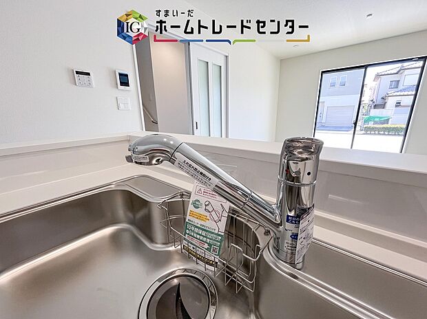 【【浄水器】】浄水カートリッジ内蔵で場所を取らずに見た目もスッキリ。ノズルはシャワーヘッドになっておりお掃除も楽々です。