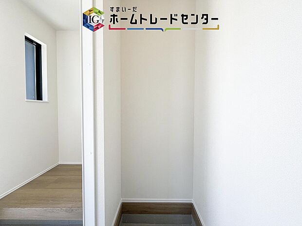 【【シューズインクローク】】ロングブーツやトレッキング靴もすっぽり収まる玄関収納。靴はもちろんベビーカーやお子さんの遊び道具なども置いていただけます。