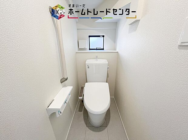 【【トイレ】】暖房機能の付いた便座は冬の寒い日にはあって良かったと本当に思います。もちろん快適で清潔なシャワー機能は標準で備えています。スペースも広くとっているので普段のお掃除もしやすいトイレスペースです。