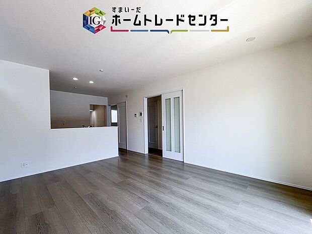 【リビング】LDKのリビングスペースです。広く奥行きのあるリビングの為、ダイニング、リビングの各スペースがしっかりと確保できます。お食事の後はこちらに移って皆様でおくつろぎください。