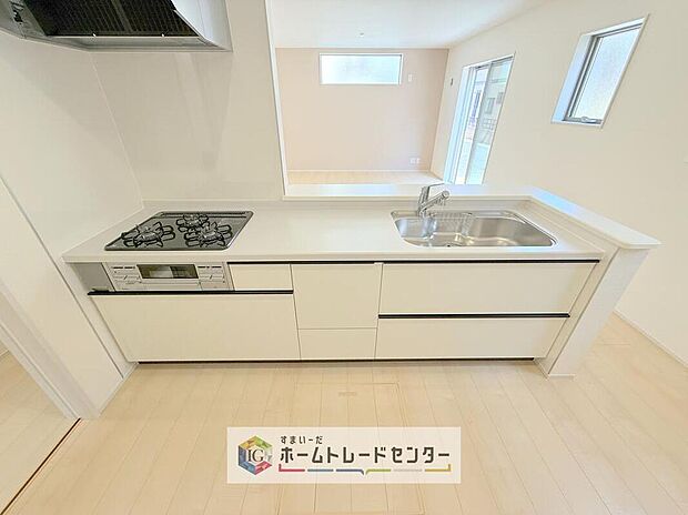 【【システムキッチン】】見栄えもよくお手入れもスムーズに出来ます。豊富な収納力もございますので、キッチンスペースをスッキリとお使い頂けそうです。