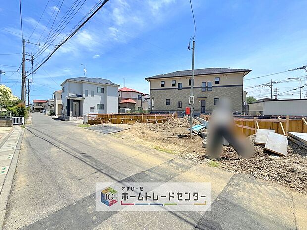 【前面道路含む現地写真】前面道路はゆとりのある幅で、お車の出し入れもスムーズに行えます！見晴らしも良く、小さなお子様を育てるご家族に安心の住環境です。