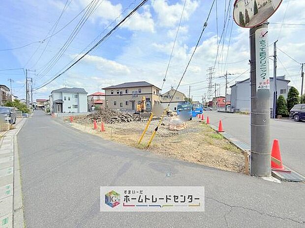 【前面道路含む現地写真】モデルハウスのご案内や、仕様や色の説明も細かくさせていただきます。弊社は飯田グループホールディングス唯一の販売専門会社になるので、細部まで説明いたします。もちろん住宅ローンのご相談だけでも大丈夫です。