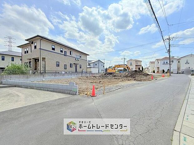 【前面道路含む現地写真】完成してからは見ることのできない、施工方法や構造をしっかりとご確認いただけるのが、建築中の住宅の大きなメリットです。専門知識を持ったスタッフがご説明させていただきます。お気軽にお問い合わせください。