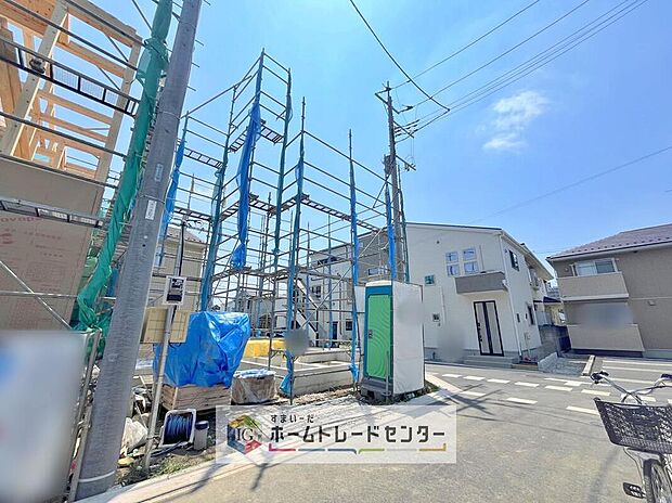 【現地外観写真】完成してからは見ることのできない、施工方法や構造をしっかりとご確認いただけるのが、建築中の住宅の大きなメリットです。専門知識を持ったスタッフがご説明させていただきます。お気軽にお問い合わせください。
