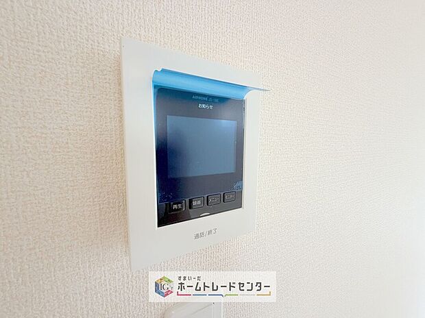 【【TVモニター付きインターホン】】録画機能もあり、どのような人が何時に来訪されたのかが分かります。防犯上はもちろん、お届け物などの把握にも便利です。ライトが付いているので、夜間でも安心です。