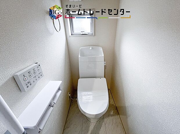 【【トイレ】】暖房機能の付いた便座は冬の寒い日にはあって良かったと本当に思います。もちろん快適で清潔なシャワー機能は標準で備えています。スペースも広くとっているので普段のお掃除もしやすいトイレスペースです。