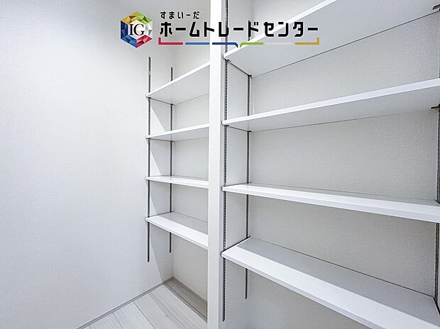 【パントリー】キッチンの奥には大きなパントリーを設けました。そのまま食材の保管庫としてお使い頂いても良いですし、1階は何かと物が多くなるので、お掃除道具やお子様のおもちゃ収納にお使い頂いても良いかと思います。