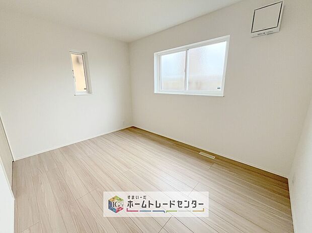 【洋室】2面採光の洋室です。窓からの眺望もよくなり視界が広いので、部屋にいても飽きません、そしてもちろん大切なのは明るさと風通し、明るい日差しと心地よい風で自分のお部屋でくつろげる贅沢をご提供します。