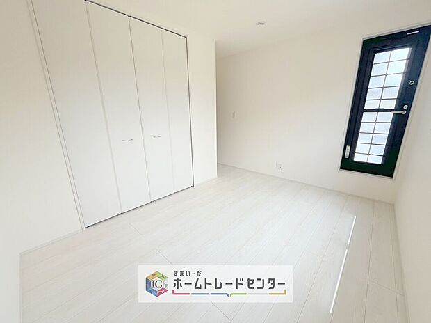 【洋室】各居室に収納を完備しております。収納が豊富な住宅は居室空間がしっかりと使えるので暮らしやすさが断然に上がります。荷物をを気にすることなく家具の配置をお好み通りにできるのも大きな魅力です。
