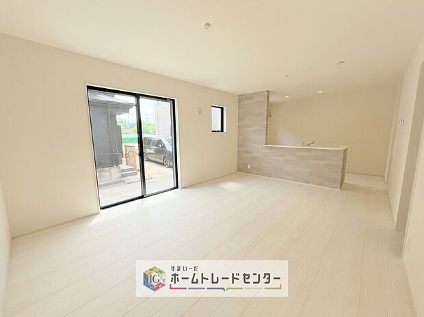 【リビング】日当たりもよく、広々としたリビングです。ゆったりとした家族の時間をお過ごしいただけます。休日はご家族そろって、またはお友達を誘って、明るいリビングで楽しい時間をお過ごしください。
