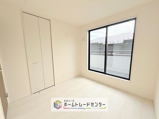 【洋室】2階洋室です。このお部屋と隣室どちらからでもバルコニーは出入り可能です。バルコニーに面したお部屋を主寝室にしたのはいいけれど、お休みになってる方がいてお洗濯ものを干しに行けない、なんてことはありません