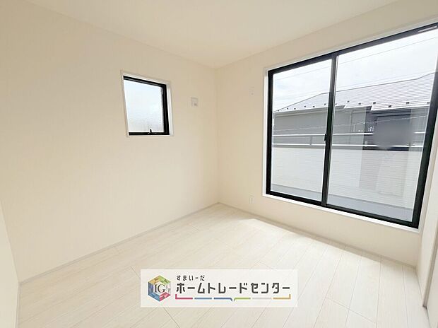 【洋室】2面採光の洋室です。窓からの眺望もよくなり視界が広いので、部屋にいても飽きません、そしてもちろん大切なのは明るさと風通し、明るい日差しと心地よい風で自分のお部屋でくつろげる贅沢をご提供します。
