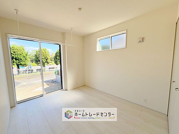 【洋室】2面採光の洋室です。窓からの眺望もよくなり視界が広いので、部屋にいても飽きません、そしてもちろん大切なのは明るさと風通し、明るい日差しと心地よい風で自分のお部屋でくつろげる贅沢をご提供します。