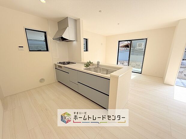 【キッチン】キッチンスペースは家族で作業が出来るよう広めにとりました。みんなで楽しくお料理をすれば、より美味しい食事が創れそうです。そしてお料理好きなお子様が育つかも、もちろん片付けもみんなでできます。
