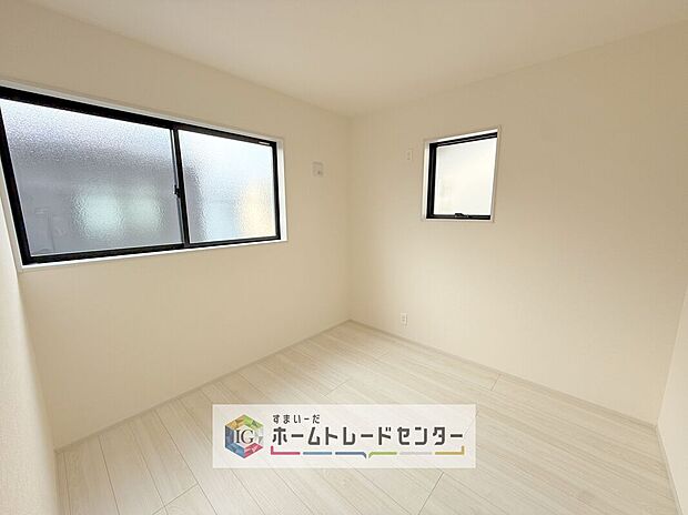 【洋室】昨今のトレンドになりつつあるのが、広過ぎず、快適すぎない子ども部屋。勉強と寝るだけの部屋にすることで閉じこもりがなくなり、リビングで過ごす時間が増えると言われています。
