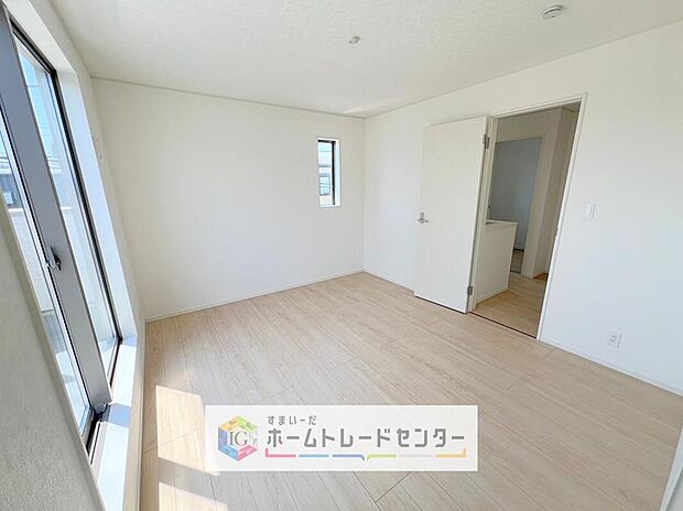 【リビング以外の居室】日当りの良さは写真でも充分に伝わるかと思いますが、開放感のある周囲にめぐまれたおかげで、風通しもとても良くなっております。ぜひ現地を見ていただき体感していただきたいポイントです。