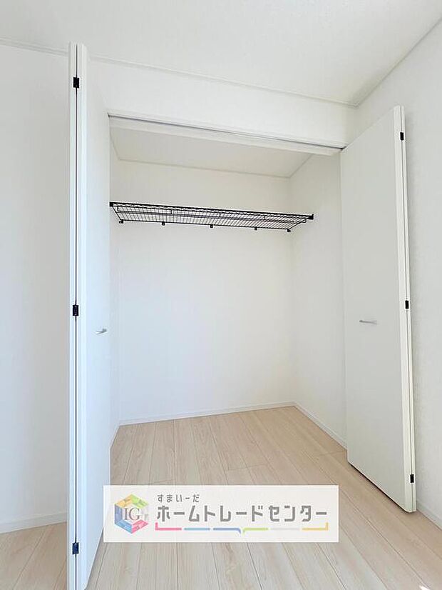 【収納】各居室に収納を完備しております。収納が豊富な住宅は居室空間がしっかりと使えるので暮らしやすさが断然に上がります。荷物を気にすることなく家具の配置をお好み通りにできるのも大きな魅力です。