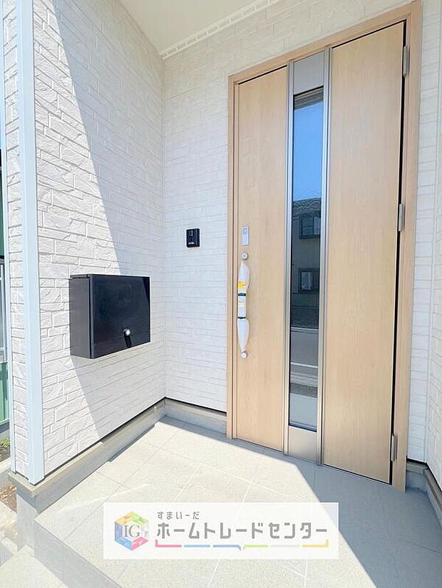 【玄関】玄関を開けると広々とした空間と収納も目の前に！玄関が広い家は入った瞬間から気持ちが良いです。ぜひご自身で確かめて見て下さい。