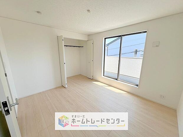 【リビング以外の居室】各居室に収納を完備しております。収納が豊富な住宅は居室空間がしっかりと使えるので暮らしやすさが断然に上がります。荷物をを気にすることなく家具の配置をお好み通りにできるのも大きな魅力です。