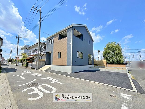 【【角地】】それぞれの方角から光が入ってくるため日当たりがよく開放感が得られます。また、人目に付きやすいため、家を開けることが多い家族にとって防犯対策にも有効です。