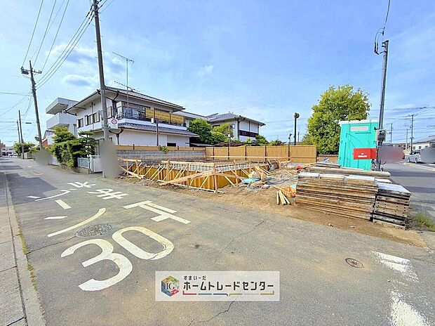 【前面道路含む現地写真】モデルハウスのご案内や、仕様や色の説明も細かくさせていただきます。お気軽にお問い合わせください。