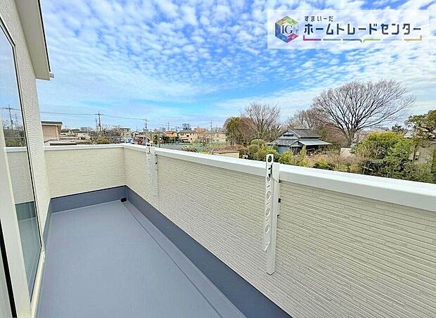 【バルコニー】南面に面したバルコニーはもちろん日当たり良好です。お洗濯物を干していただく際にも楽にできるように奥行きを広くお取りいたしました。明るく、暖かなゆとりあるスペースで快適に家事を行っていただけます。