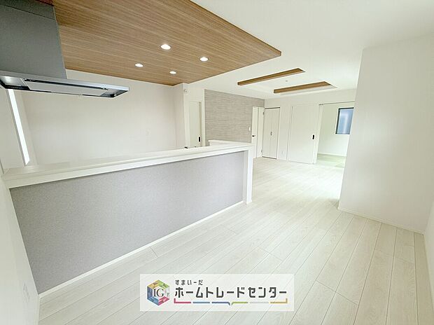 【リビング】対面キッチン前の空間を広めにとっておりますので、ダイニングテーブルを置いてご家族皆様で食卓を囲ってもらっても充分なスペースがございます。家族で楽しいお食事のお時間をお過ごしください。
