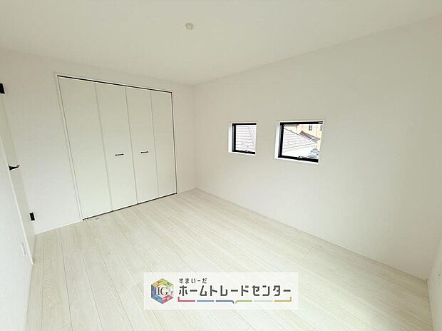 【リビング以外の居室】日当りの良さは写真でも充分に伝わるかと思いますが、開放感のある周囲にめぐまれたおかげで、風通しもとても良くなっております。ぜひ現地を見ていただき体感していただきたいポイントです。