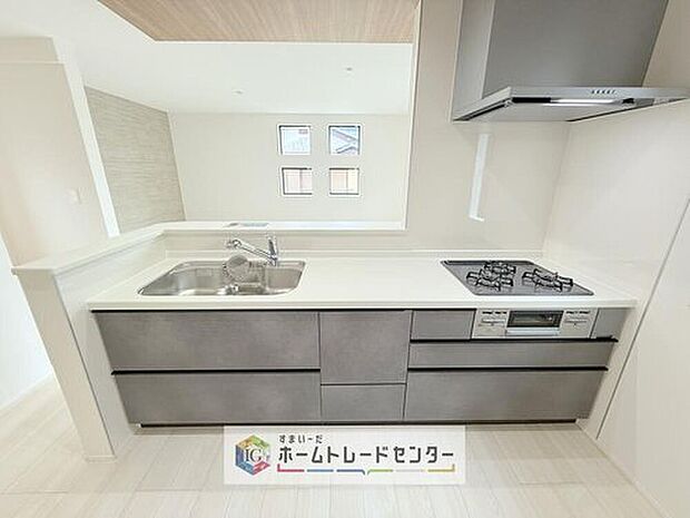 【【システムキッチン】】見栄えもよくお手入れもスムーズに出来ます。豊富な収納力もございますので、キッチンスペースをスッキリとお使い頂けそうです。
