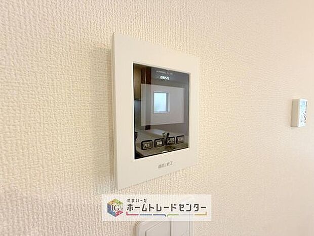 【【TVモニター付きインターホン】】録画機能もあり、どのような人が何時に来訪されたのかが分かります。防犯上はもちろん、お届け物などの把握にも便利です。ライトが付いているので、夜間でも安心です。