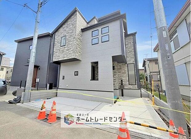【【カースペース2台】】カースペースが2台分ございますので、家族分の自転車を駐輪したり、急な来客用の駐車スペースとしてもお使いいただけます。

