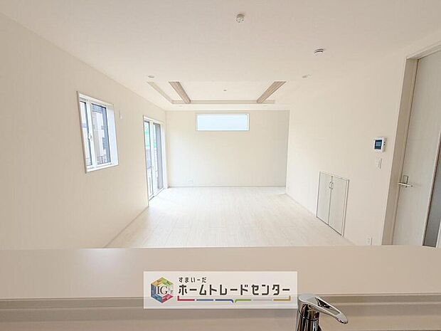 【キッチン】キッチンからリビングの視界です。家事をしていてもしっかりご家族とコミュニケーションをお取りいただけます。お片付けの当番になった方もこれでしっかりと話題の中に入っていけます。