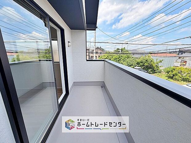 【バルコニー】広々としたバルコニーならシーツなど大きな洗濯物もらくらく干せます。観葉植物を置いたり、料理に使えるハーブを育てたり、ガーデンニングを楽しむスペースも十分。