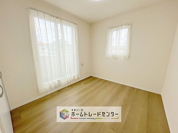 【洋室】2面採光の洋室です。窓からの眺望もよくなり視界が広いので、部屋にいても飽きません、そしてもちろん大切なのは明るさと風通し、明るい日差しと心地よい風で自分のお部屋でくつろげる贅沢をご提供します。