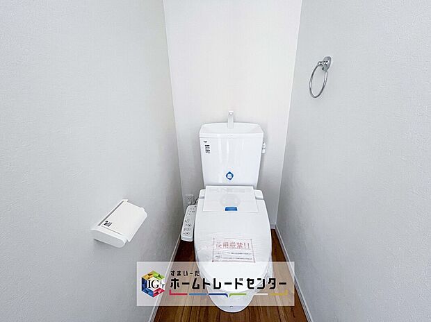 【【トイレ】】暖房機能の付いた便座は冬の寒い日にはあって良かったと本当に思います。もちろん快適で清潔なシャワー機能は標準で備えています。スペースも広くとっているので普段のお掃除もしやすいトイレスペースです。