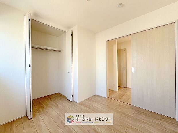 【ストレージルーム(納戸)】こちらは4.25帖の納戸になります。広さを十分にとっていますので、普通のお部屋としても使える広さです。用途に応じて、収納スペースや、趣味のお部屋。お仕事のスペースなどにお使いいただけます♪