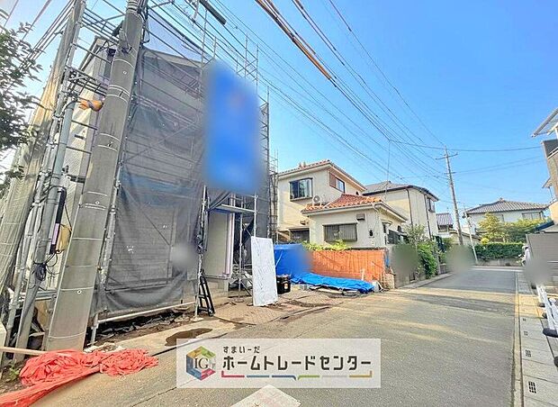 【前面道路含む現地写真】建築中の2階建て外観。アスファルト舗装の幅員約4m前面道路に面し、並列2台駐車予定。見沼代親水公園駅徒歩15分。