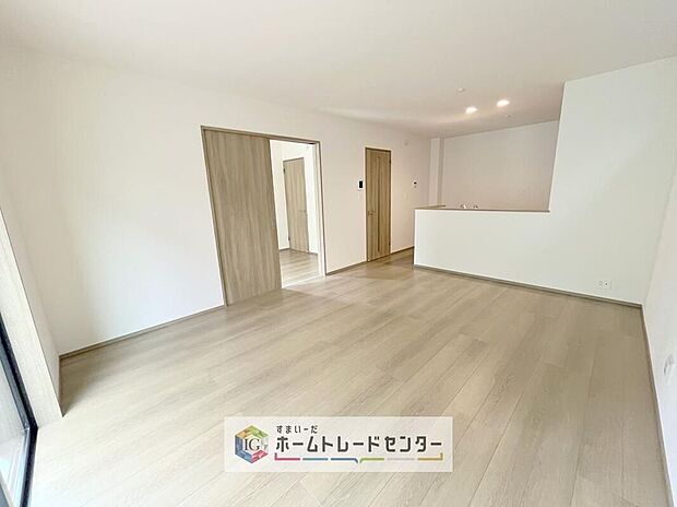 【リビング】対面キッチンの前にダイニングテーブルを置き、手前側がリビングスペースになるかと思います。広く奥行きがありますので、ダイニング、リビングの各スペースの役割をしっかり分けて確保していただけます。