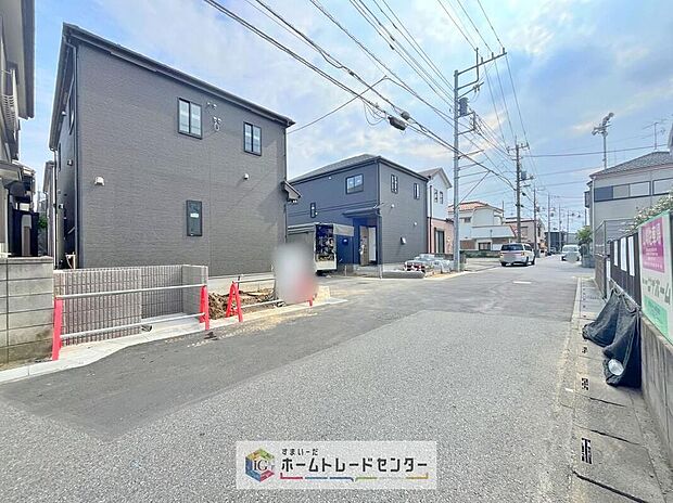 【前面道路含む現地写真】青空に栄えるとても格好の良い建物です。駅徒歩4分でしっかりとした広さの敷地を持ち、南面の広さも広くとれているからこその見栄えです。マイホームになったら、絶対にお友達に自慢したくなる建物です。