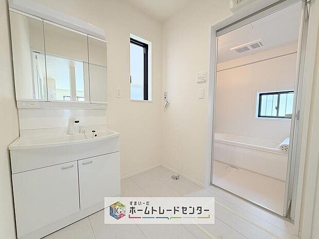 【【洗面台・洗面所】】合わせ鏡が可能な3面鏡です。朝の忙しい時間でもの身だしなみのチェックもここだけで完結できます。もちろん鏡の後ろは充分な収納力を持った収納となっており、視界に入る部分はスッキリと片付きます。