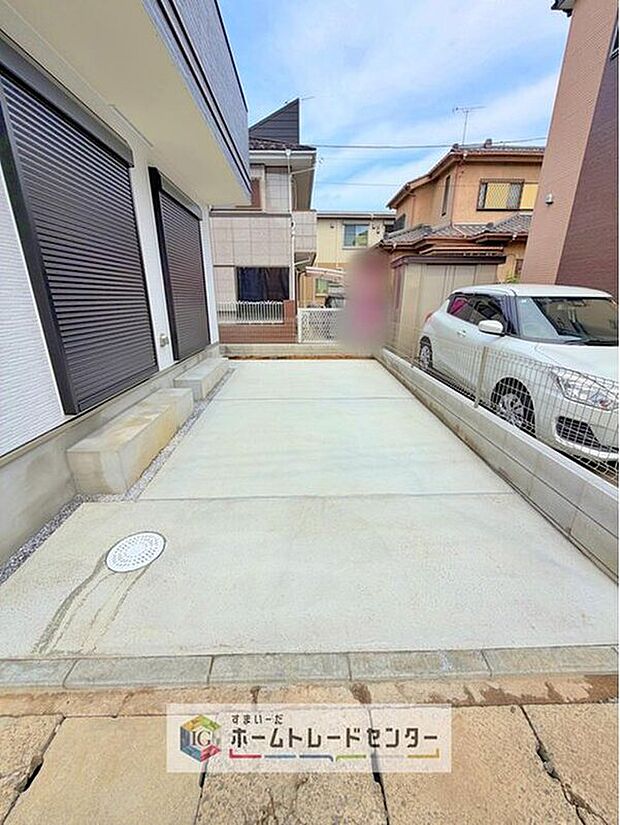 【【敷地内駐車場】】目の届きやすい場所に駐車場があるので安心感があります。また、荷物をたくさん持った状態でも車を降りてすぐ建物内に入ることができ、子どもを持つファミリー世帯にもおすすめです。