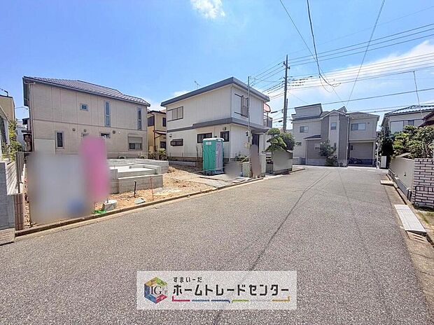 【前面道路含む現地写真】完成してからは見ることのできない、施工方法や構造をしっかりとご確認いただけるのが、建築中の住宅の大きなメリットです。専門知識を持ったスタッフがご説明させていただきます。お気軽にお問い合わせください。