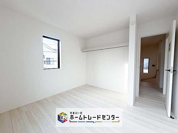 【洋室】収納スペースは住宅を探す際には重要なポイントの一つだと思います。そのため少しでも空間が取れるところは可能な限り収納スペースとしたしました。居室をスッキリとお使いいただきたいお客様に大変喜ばれています。