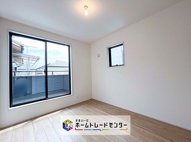 【洋室】2面採光の洋室です。窓からの眺望もよくなり視界が広いので、部屋にいても飽きません、そしてもちろん大切なのは明るさと風通し、明るい日差しと心地よい風で自分のお部屋でくつろげる贅沢をご提供します。
