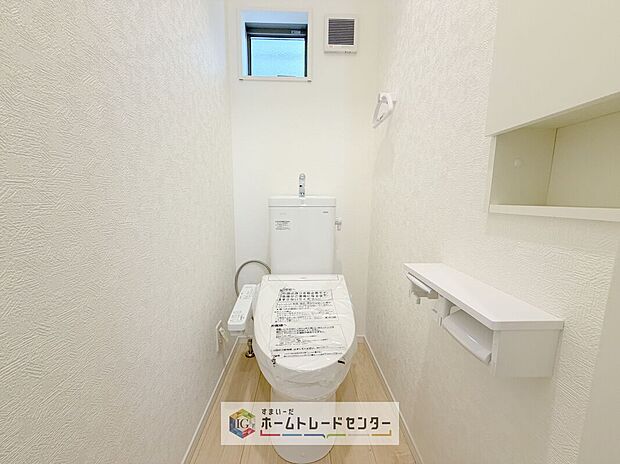 【【トイレ】】暖房機能の付いた便座は冬の寒い日にはあって良かったと本当に思います。もちろん快適で清潔なシャワー機能は標準で備えています。スペースも広くとっているので普段のお掃除もしやすいトイレスペースです。
