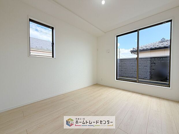【洋室】2面採光の洋室です。窓からの眺望もよくなり視界が広いので、部屋にいても飽きません、そしてもちろん大切なのは明るさと風通し、明るい日差しと心地よい風で自分のお部屋でくつろげる贅沢をご提供します。