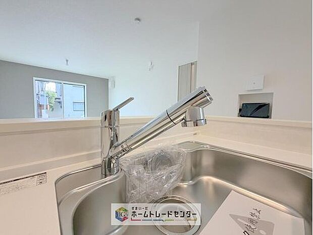 【【浄水器】】浄水カートリッジ内蔵で場所を取らずに見た目もスッキリ。ノズルはシャワーヘッドになっておりお掃除も楽々です。