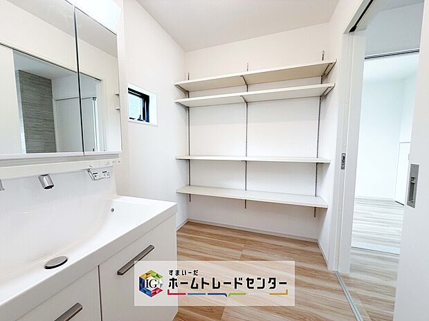 【【リネン庫】】タオル類や着替えなどを収納しておけば、お風呂上りもスムーズに着替えることができます。乾燥機から収納場所までの動線も短く、毎日嬉しいを実感できます♪
