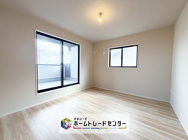 【洋室】日当りの良さは写真でも充分に伝わるかと思いますが、開放感のある周囲にめぐまれたおかげで、風通しもとても良くなっております。ぜひ現地を見ていただき体感していただきたいポイントです。
